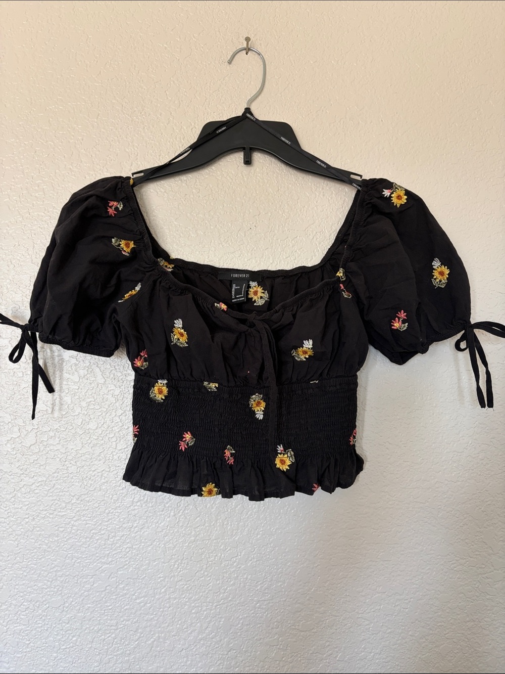 Forever 21 Black Floral Puff-Sleeve Smocked Crop Top